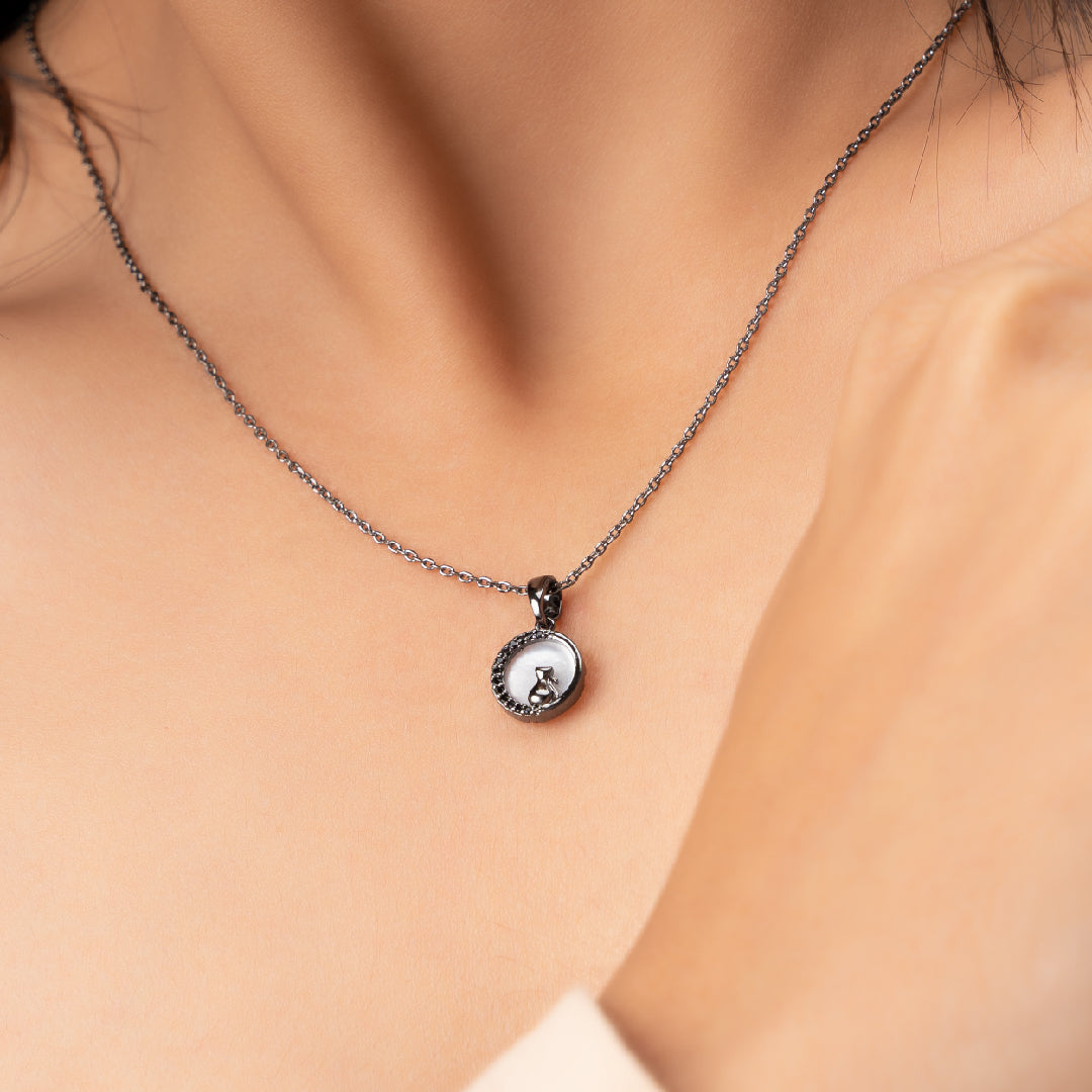 KITTY PEARL NECKLACE