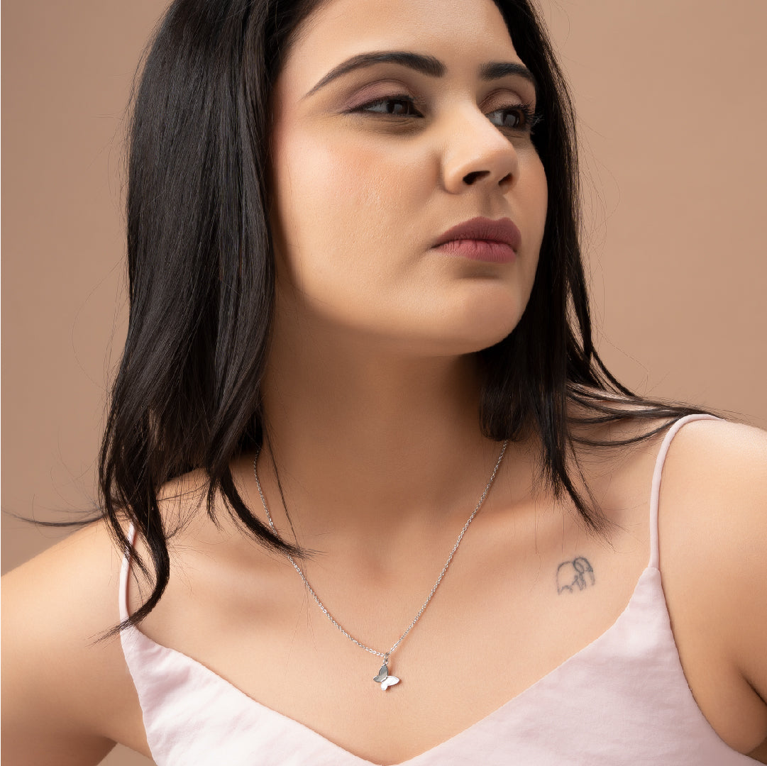 FLUTTERING PEARL NECKLACE