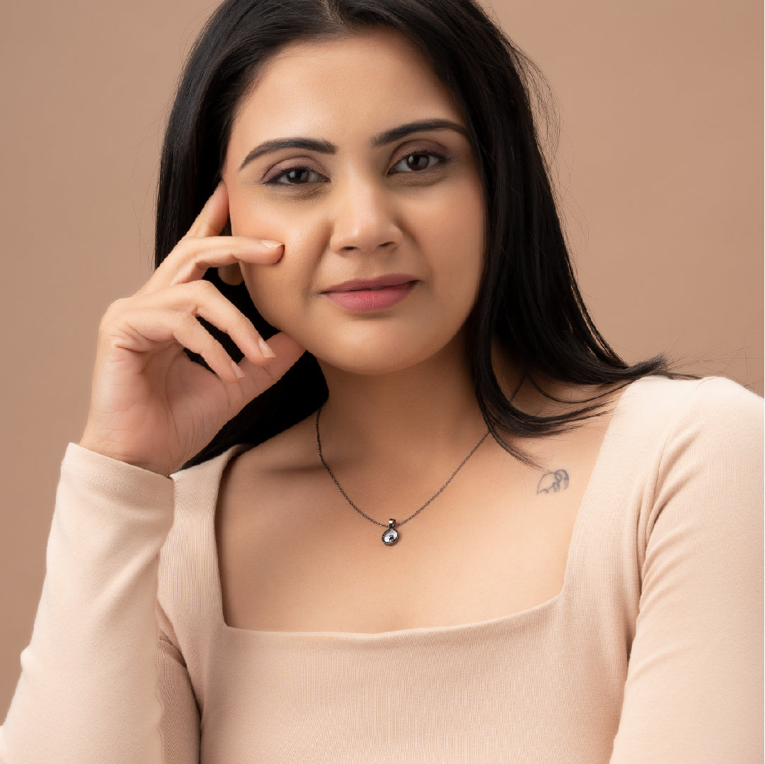 KITTY PEARL NECKLACE