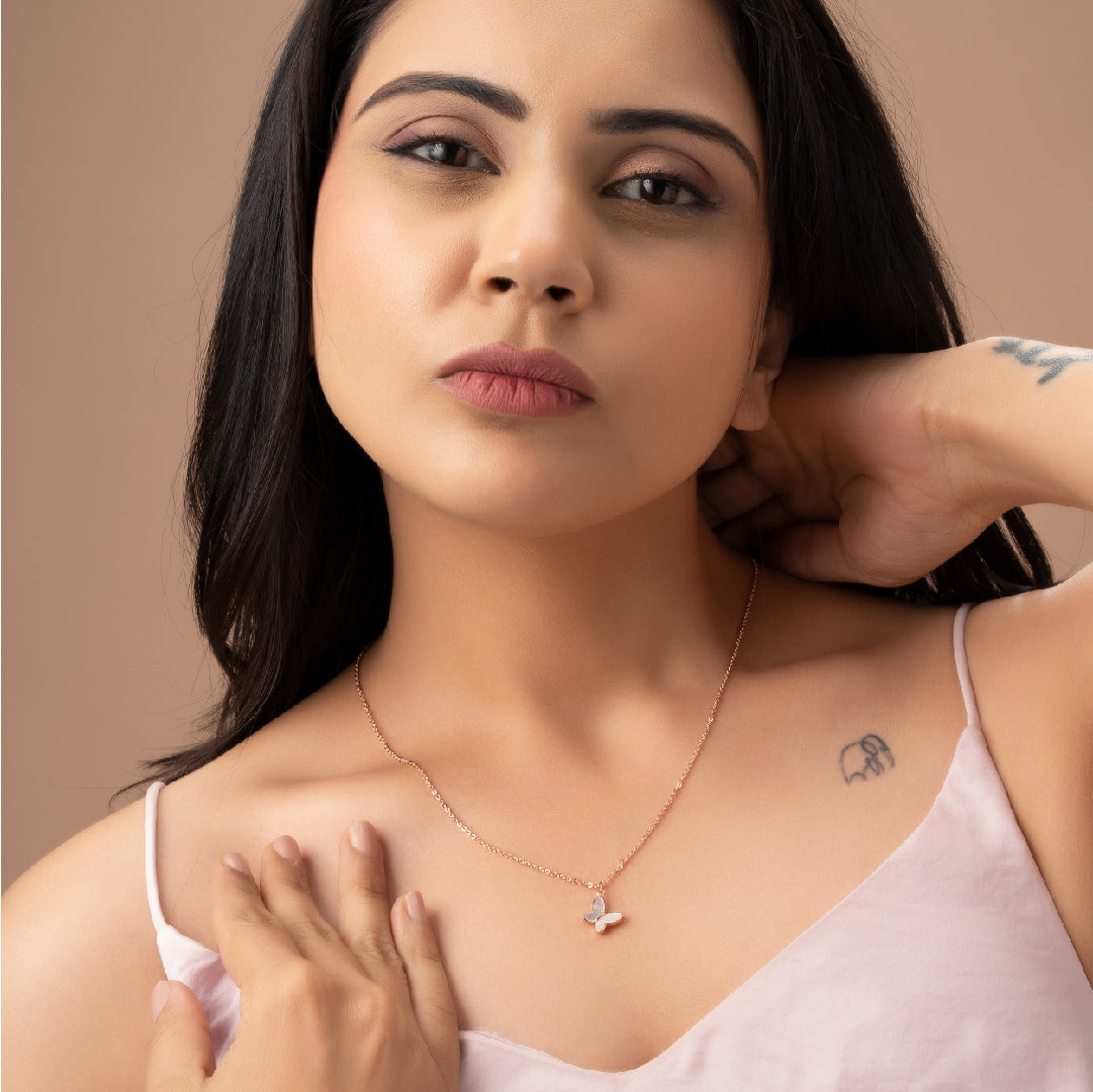 FLUTTERING PEARL NECKLACE