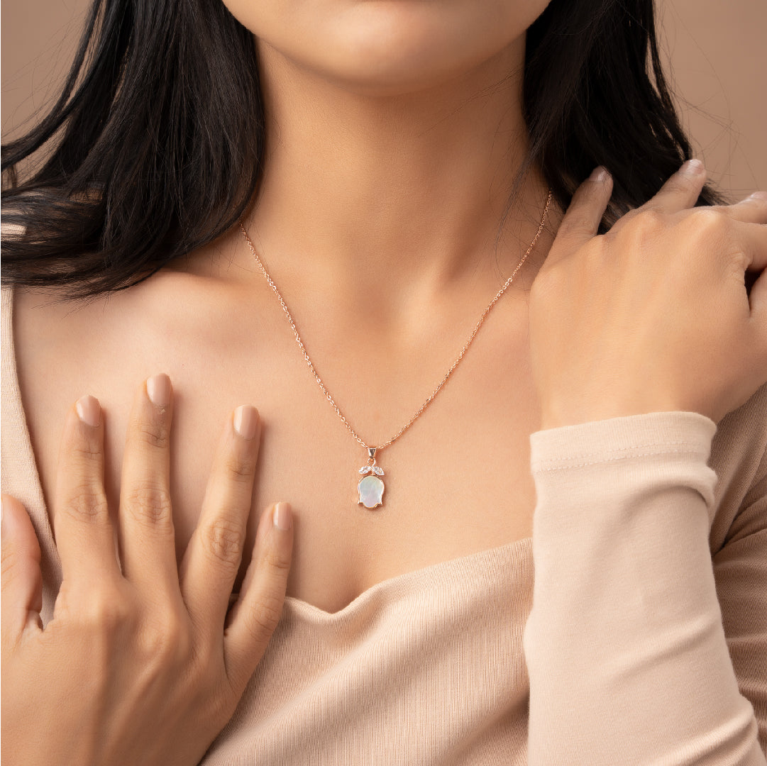 MIRRORED PETAL BLOOM NECKLACE